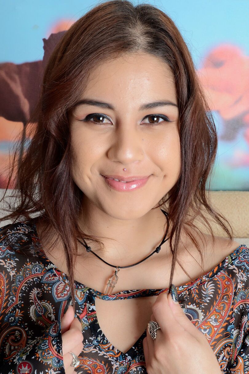 20 fotos A adolescente latina Penelope Reed expondo sua buceta peluda sexy de perto