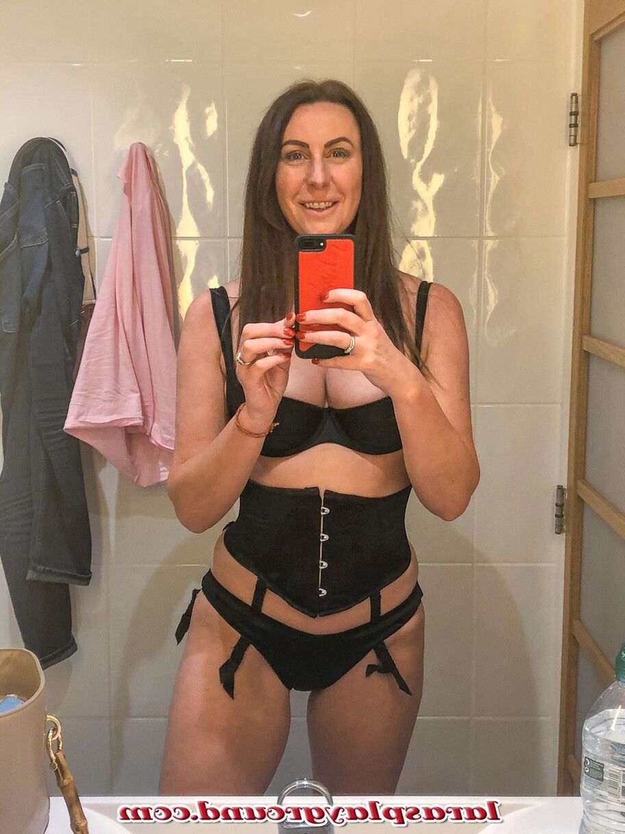 21 Bilder Die vollbusige MILF Lara zeigt ihre saftigen Titten