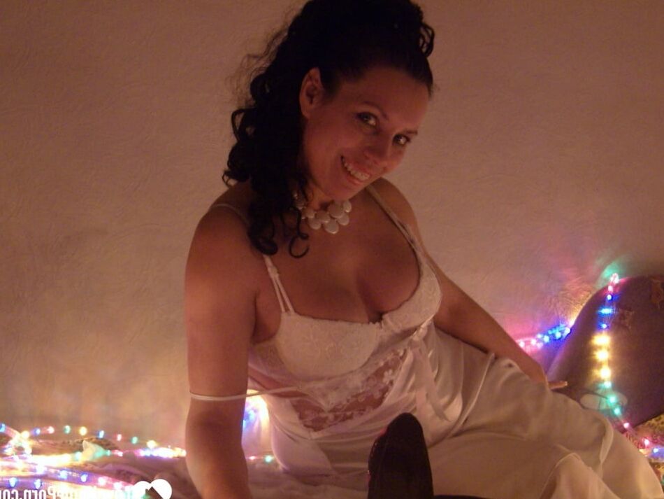 20 Bilder Freche Ehefrau spielt mit einem Dildo in ihrer geilen Muschi, während sie ihr Hochzeitskleid anzieht