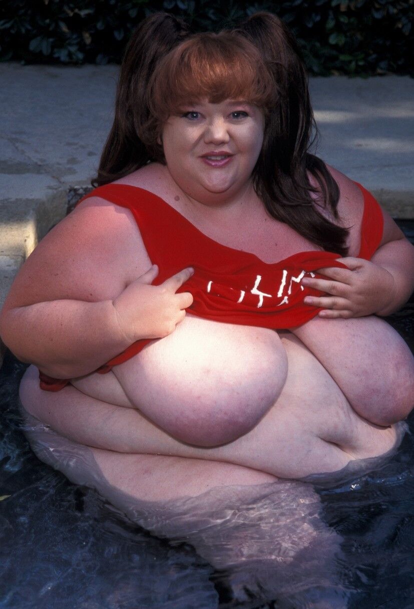 20 Pics Redheaded fatty Clarissa Yoder displays her huge saggy tits while posing naked