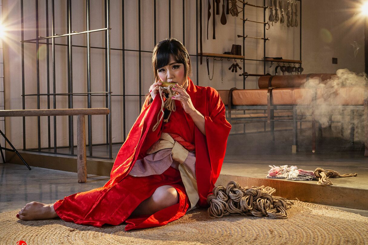 16 Pics Japanese female Sakura Kurokawa is suspended from the ceiling by rope