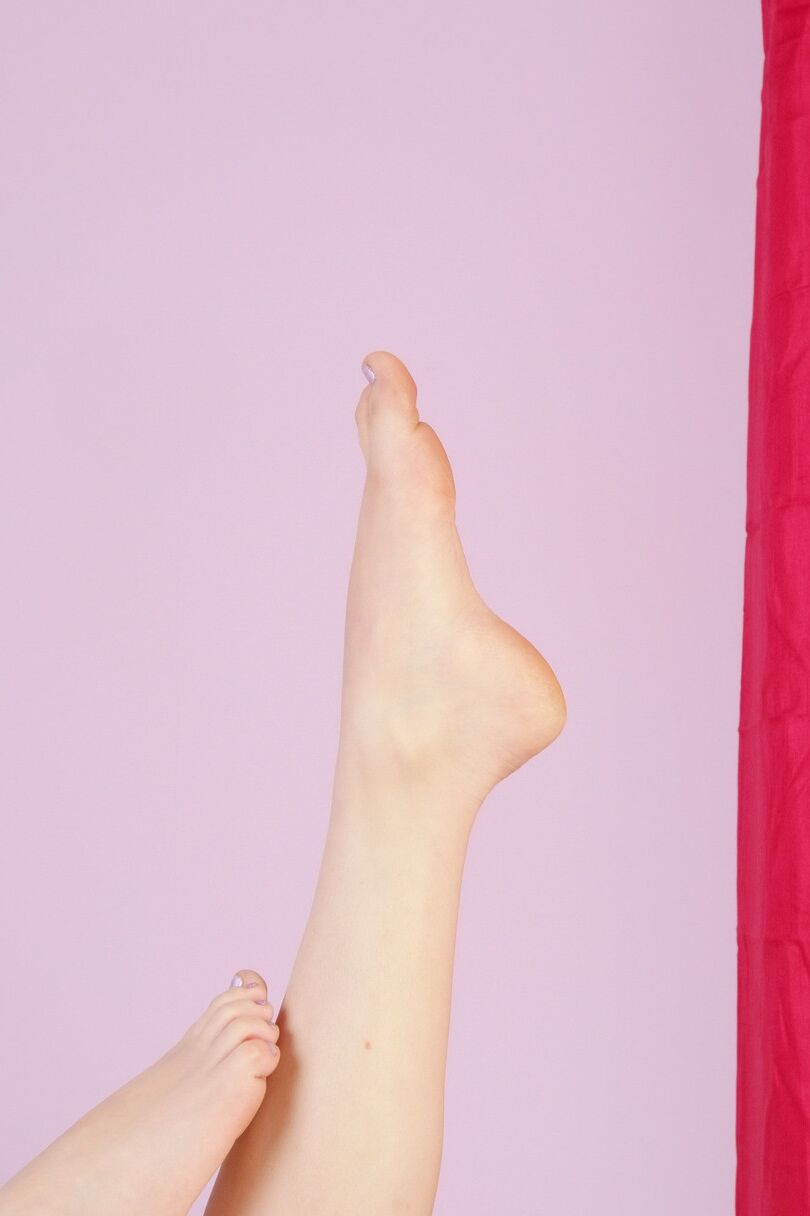 21 Photos La petite teen Kirsty se met à quatre pattes pour montrer son gros cul et ses trous roses
