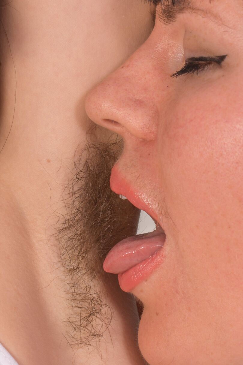 21 fotos Las morenas sucias Caressa Silk y Olivia Rose se chupan el coño
