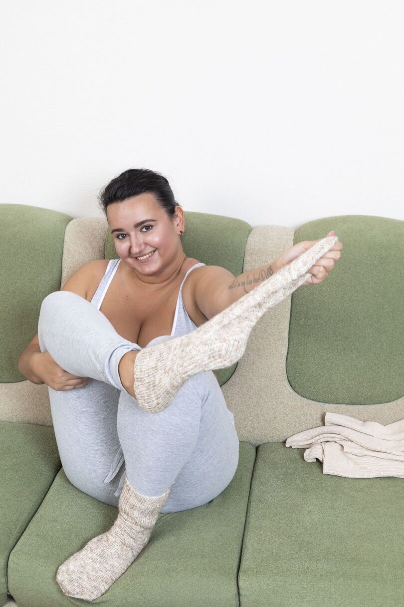20 fotos La gordita estadounidense Ramira revela sus grandes tetas naturales y su culo redondo