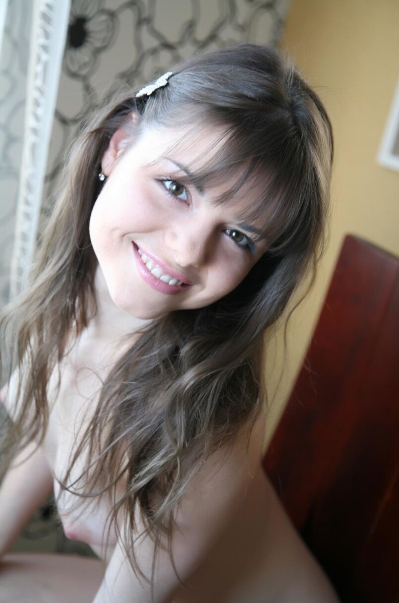 20 fotos Linda adolescente Linnda mostra seus peitos pequenos