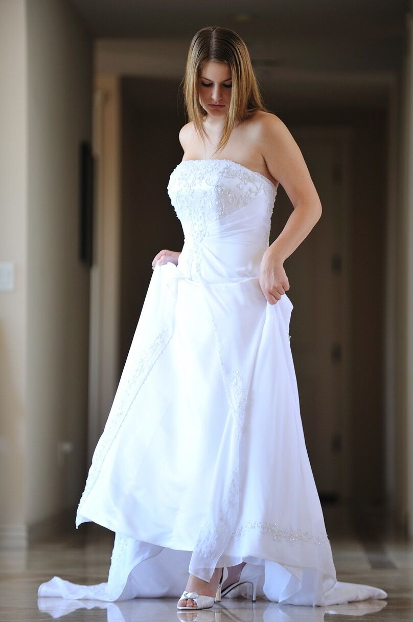16 fotos La glamorosa amateur tetona Danielle modela su vestido de novia en el interior