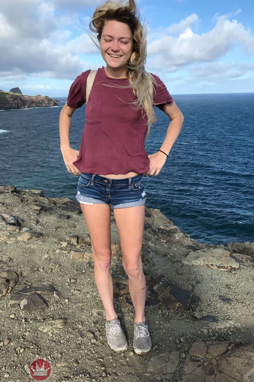21 Fotos A doce adolescente loira Chloe Foster posa nua na praia em um solo
