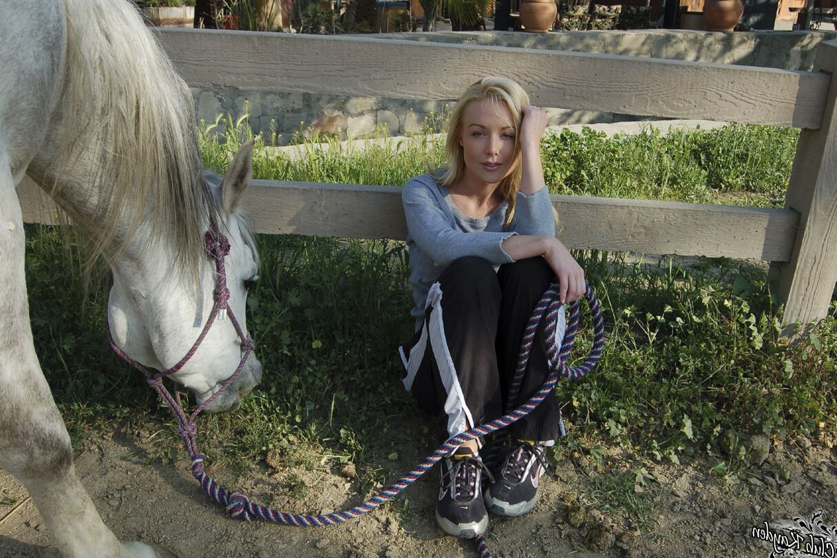 20 Fotos Loira Americana MILF Kayden Kross brinca com seu cavalo no rancho