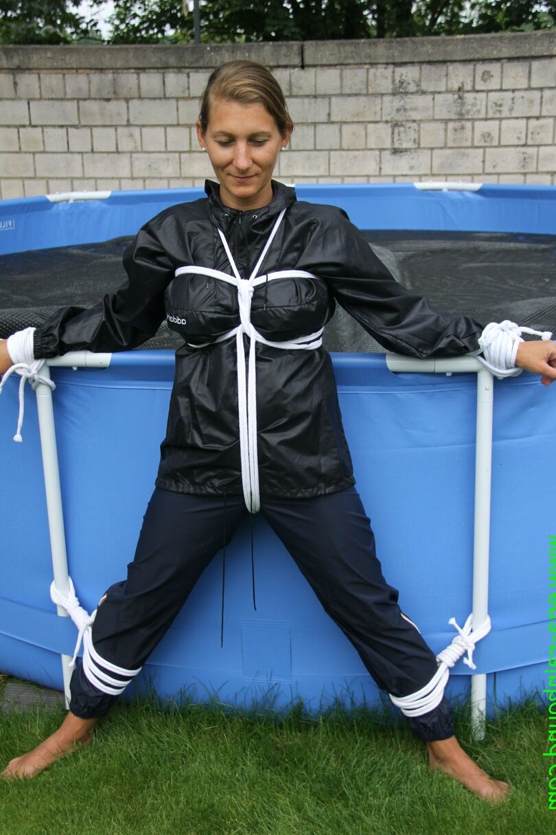 16 Photos La femme amateur Sandra est bâillonnée et attachée à une piscine dans un imperméable