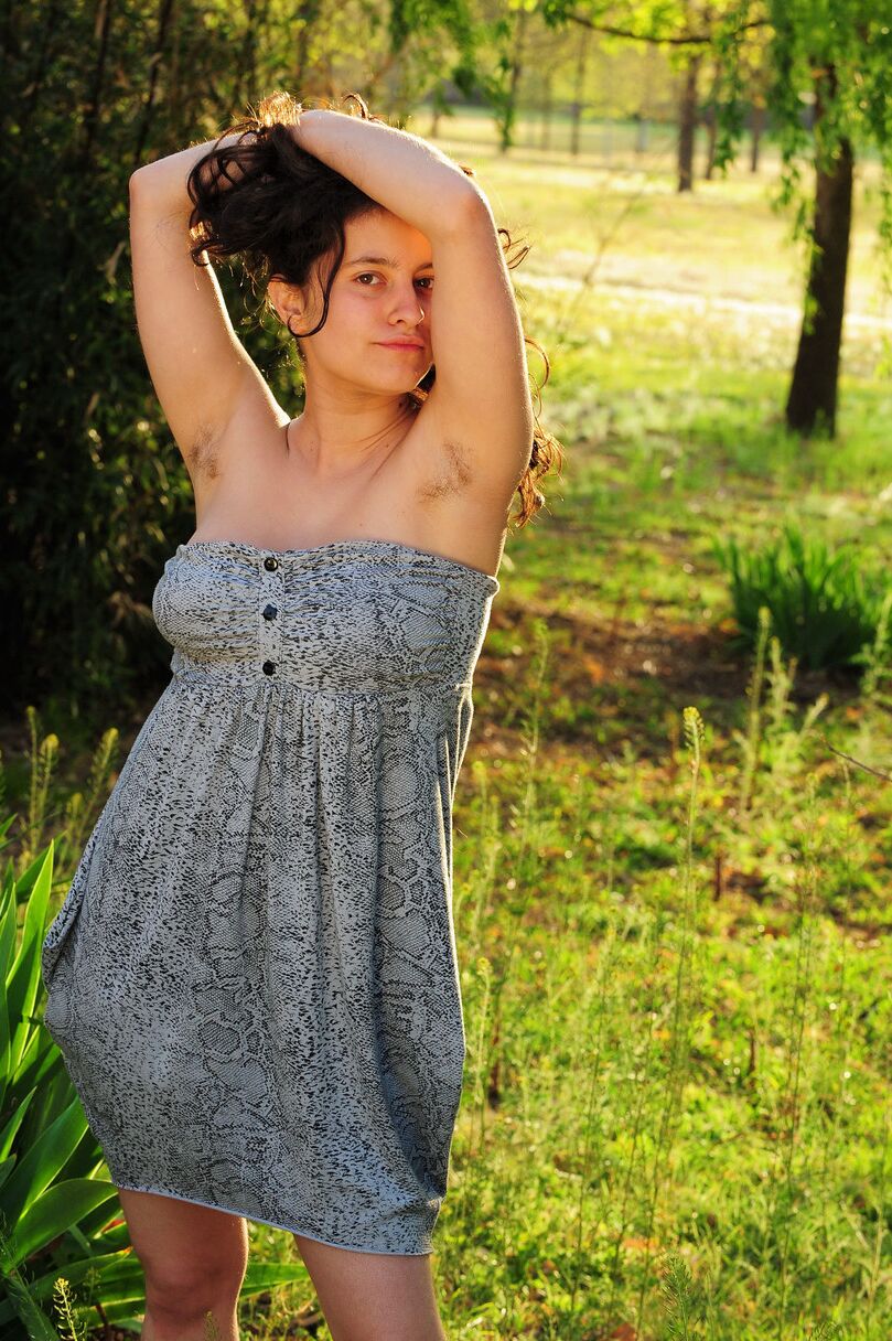 20 fotos adolescente amadora curvilínea Mia revela seus peitos grandes e esfrega seu arbusto na natureza
