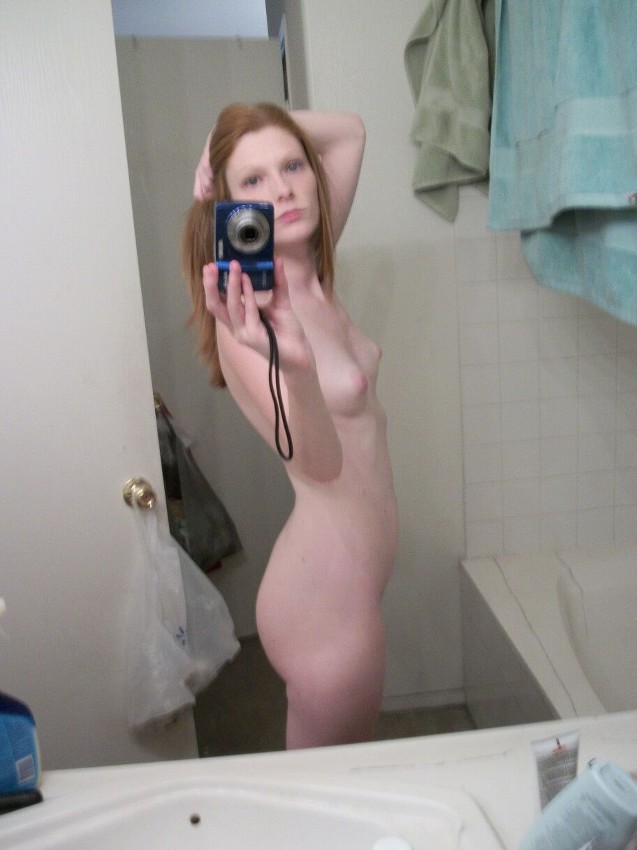 21 Fotos Ginger amadora Emily tira selfies de seu corpo adolescente nu no espelho
