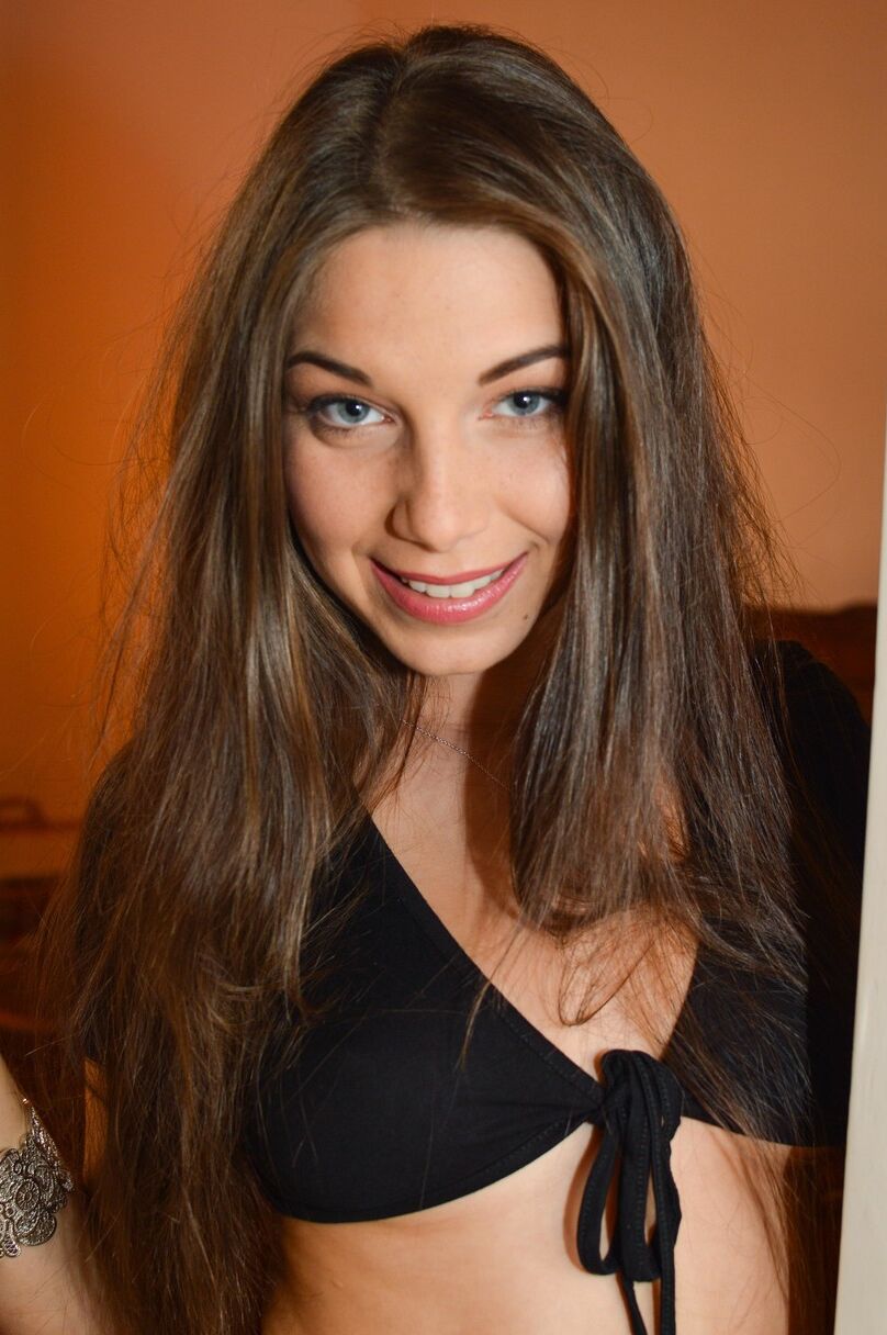 20 Photos Grande femme mature en bas Lara anulingus la jeune hongroise sexy Diana Dolce