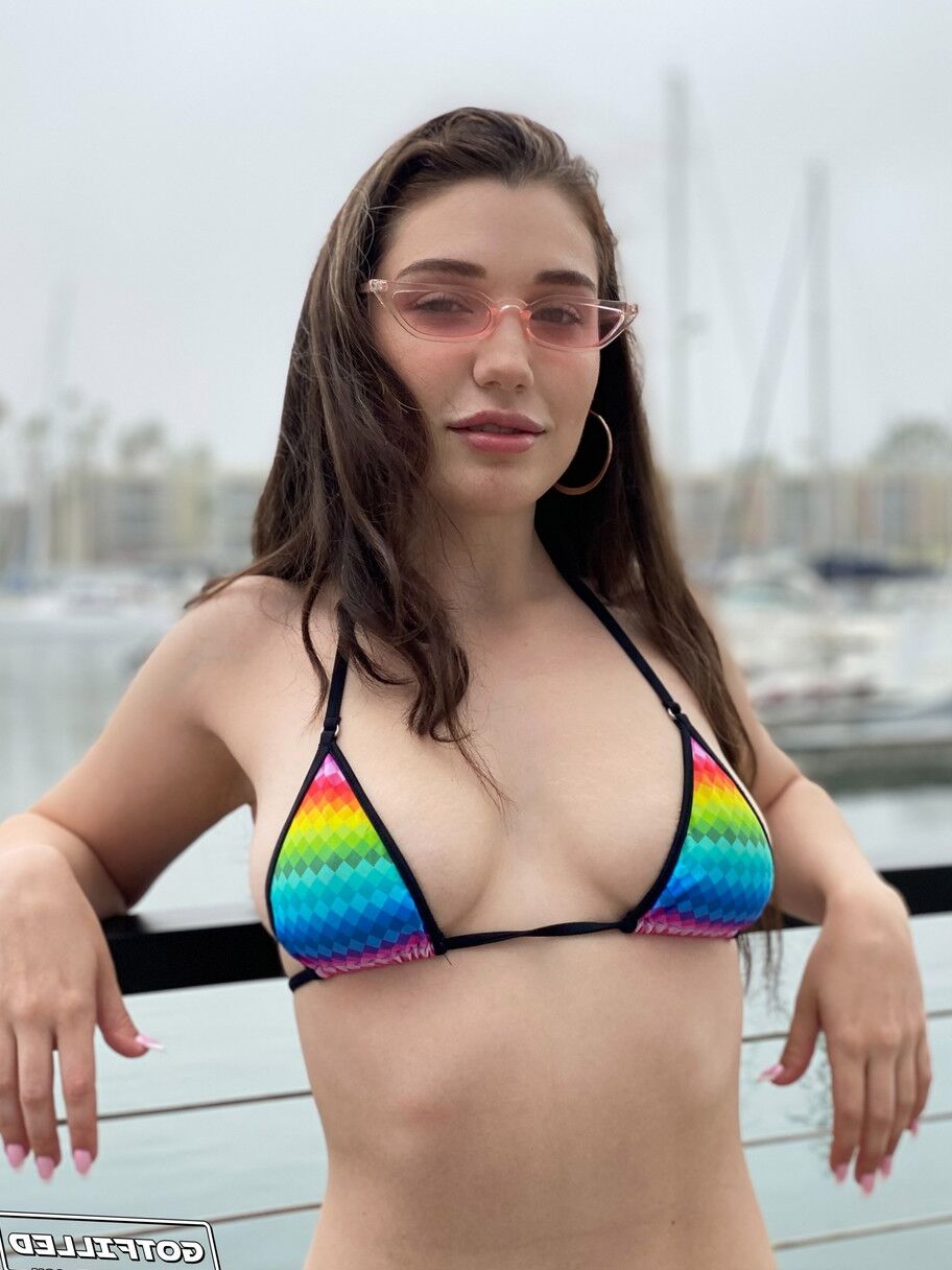 20 Fotos A deusa morena Lily Lou é dominada, fodida forte e enlouquecida