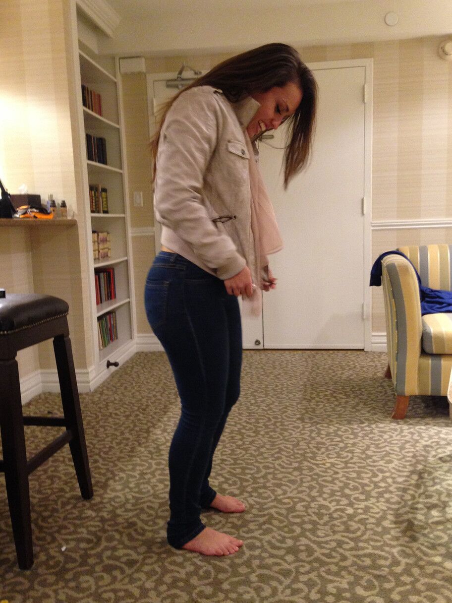 16 photos La flexible Kelsi Monroe montre ses jambes et son cul.