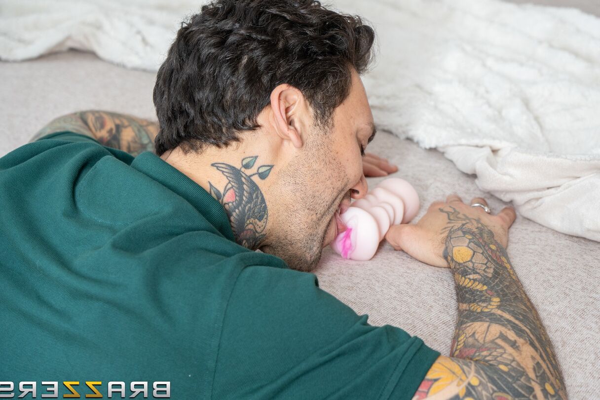20 Bilder Die dicke Sofia Rose streichelt ihre großen Titten und lässt sich von Halle Hayes die Möse lecken