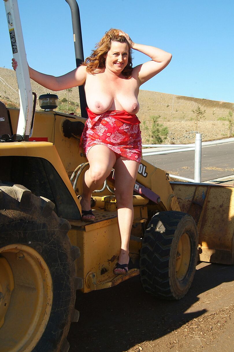 Marishka, amatrice mature, montre son corps potelé et ses gros seins sur un tracteur