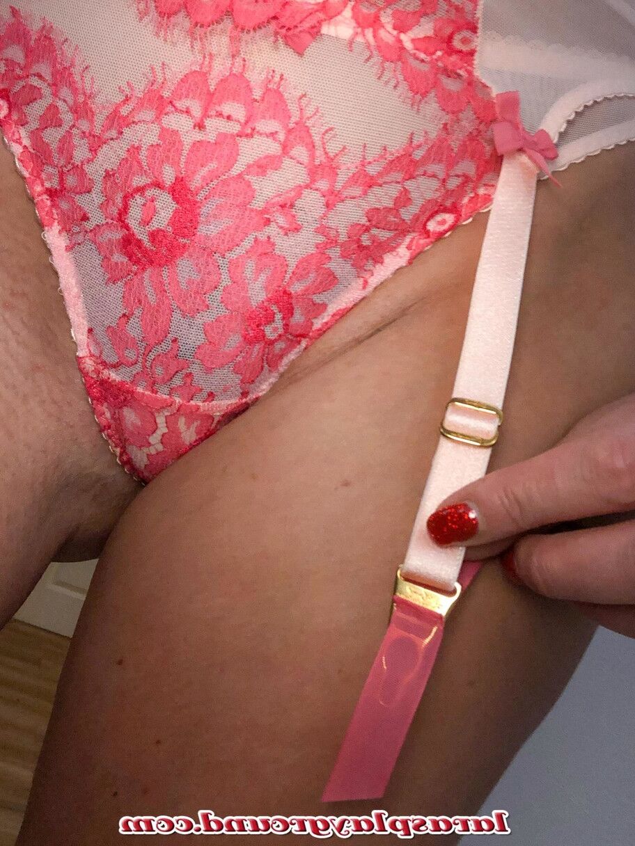 21 Bilder Die vollbusige MILF Lara zeigt ihre saftigen Titten