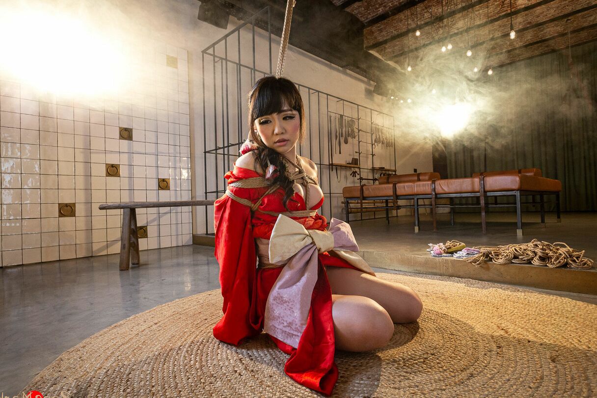 16 Pics Japanese female Sakura Kurokawa is suspended from the ceiling by rope