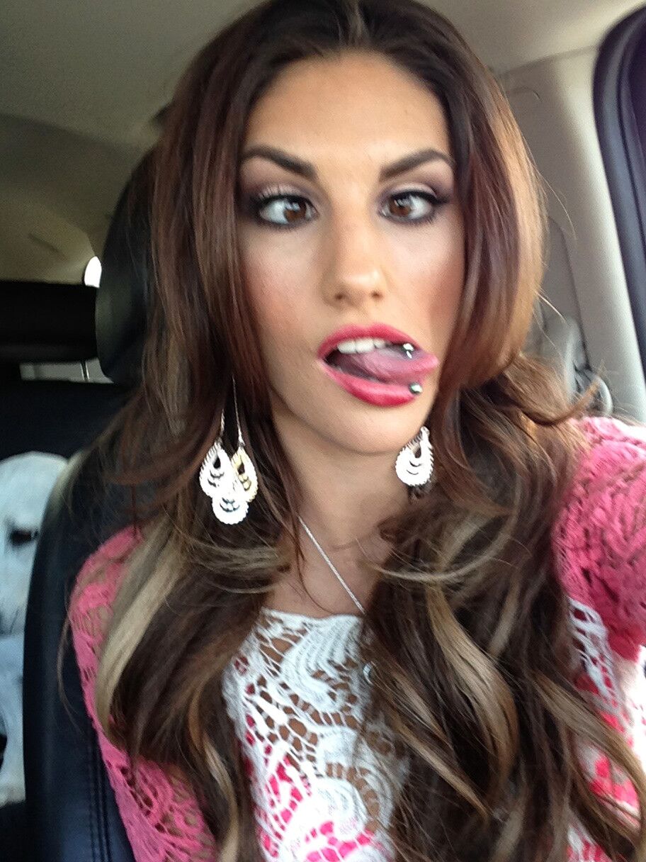 16 Bilder Der kanadische Teenager August Ames zieht sich aus und wechselt dabei ganz offen verschiedene Outfits