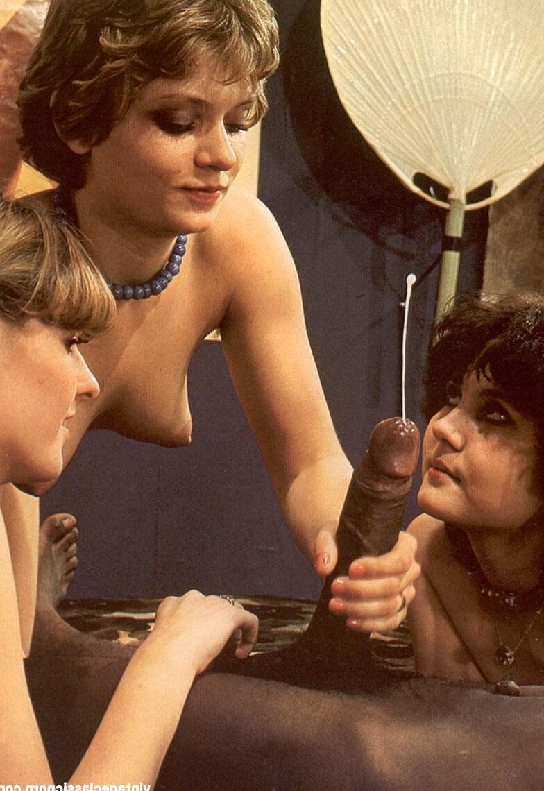 20 Fotos Duas lindas garotas tendo suas bocetas peludas fodidas por uma BBC em um trio vintage
