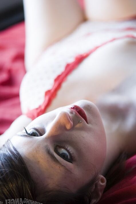 17 Fotos Garota tímida deitada na cama mostrando corpo pálido e sexy e seios naturais