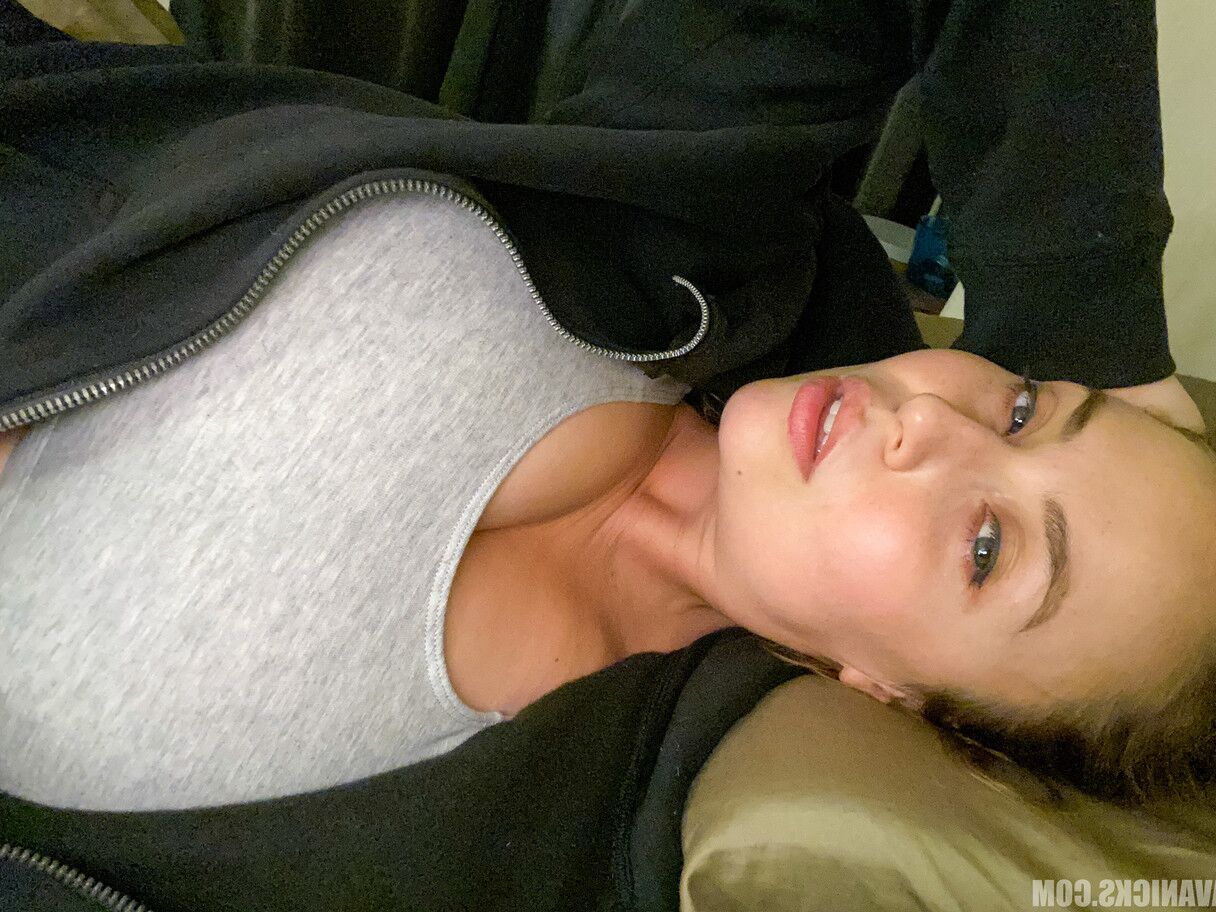 15 fotos La sexy canadiense Ava Nicks provocando con sus grandes tetas y su culo redondo en la ducha.