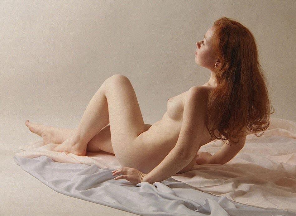 20 Fotos A jovem deusa Ginger mostra seus lindos seios adolescentes e seu grande saque