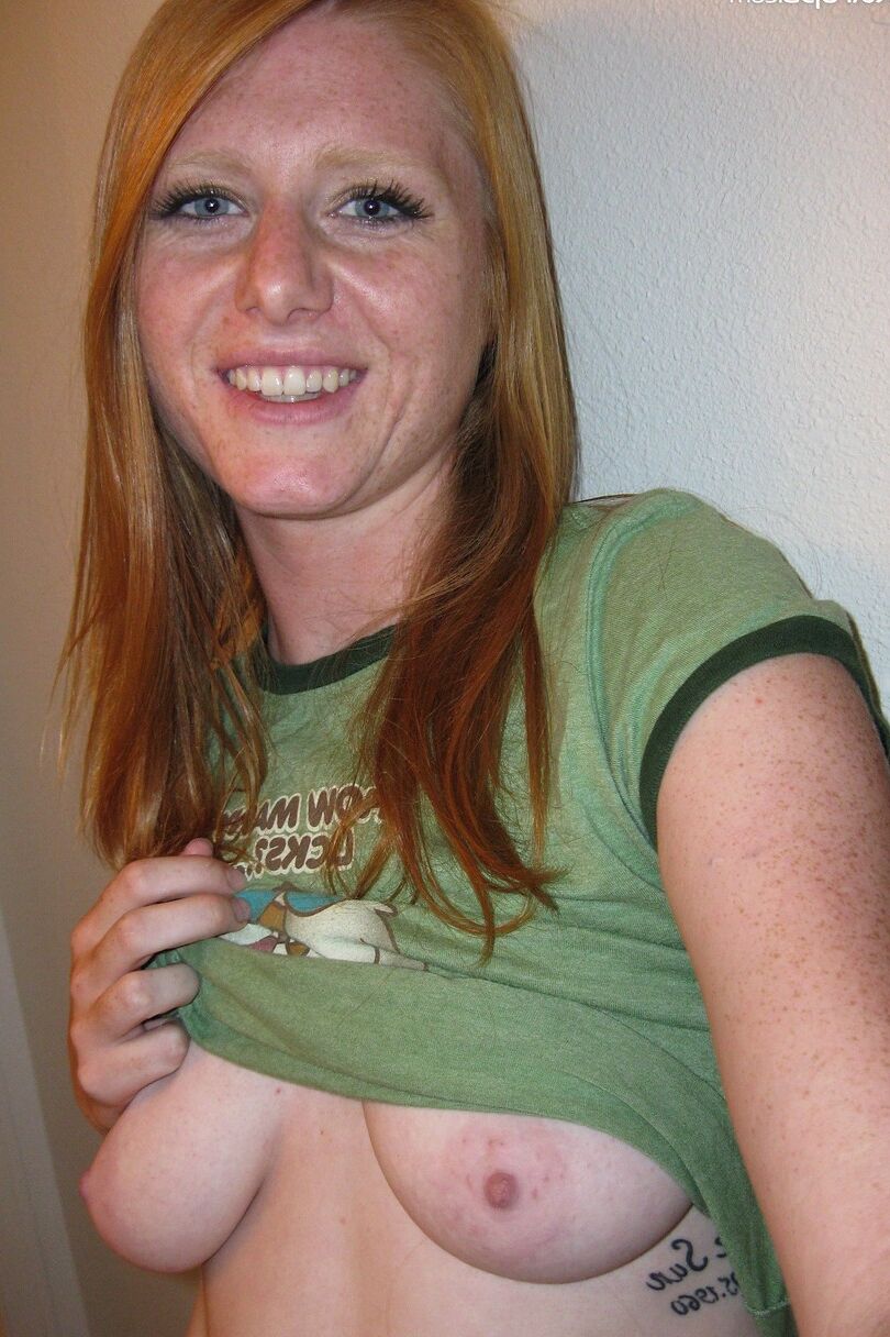20 fotos Amateur cutie cleo revelando sus jugosas tetas y su trasero en el espejo
