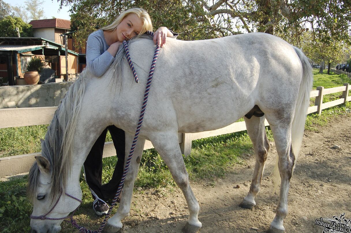 20 Fotos Loira Americana MILF Kayden Kross brinca com seu cavalo no rancho