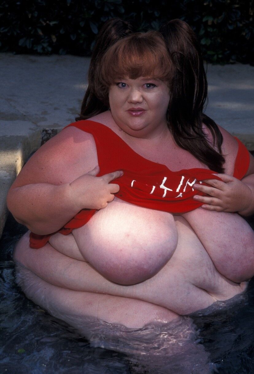 20 Pics Redheaded fatty Clarissa Yoder displays her huge saggy tits while posing naked