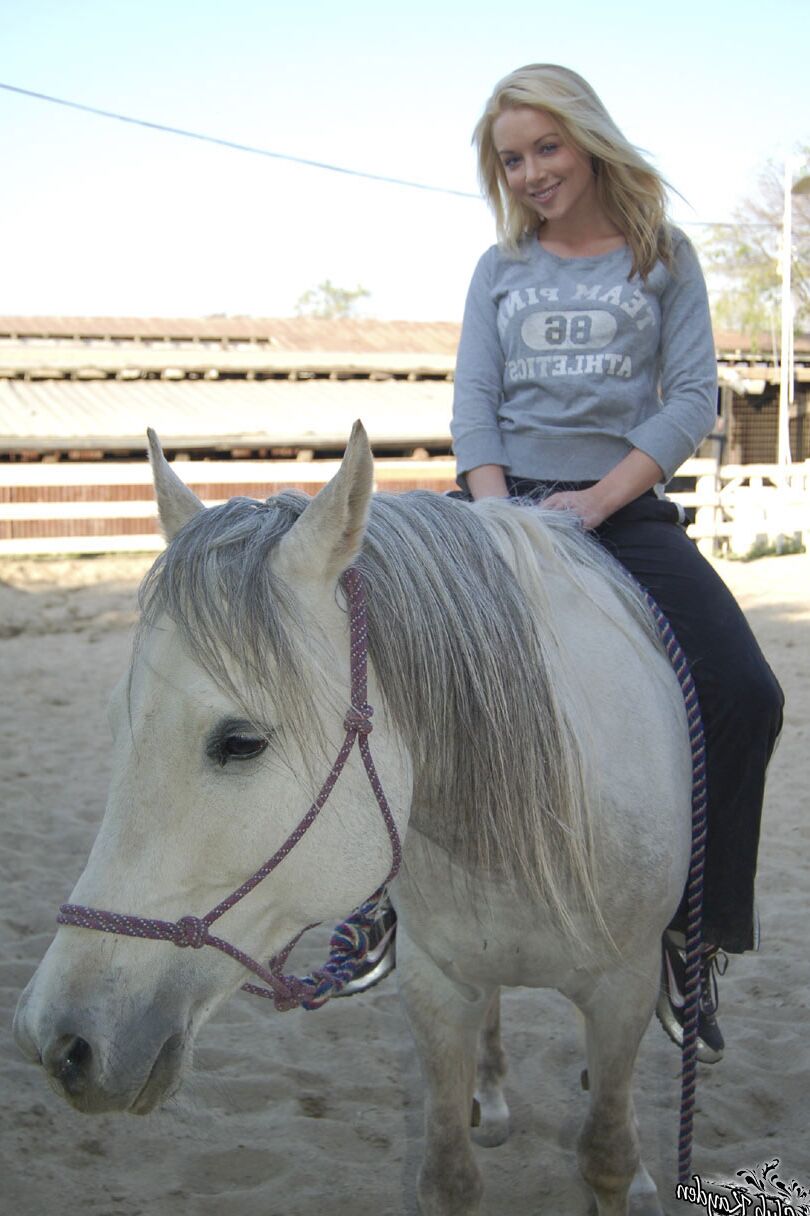 20 Fotos Loira Americana MILF Kayden Kross brinca com seu cavalo no rancho