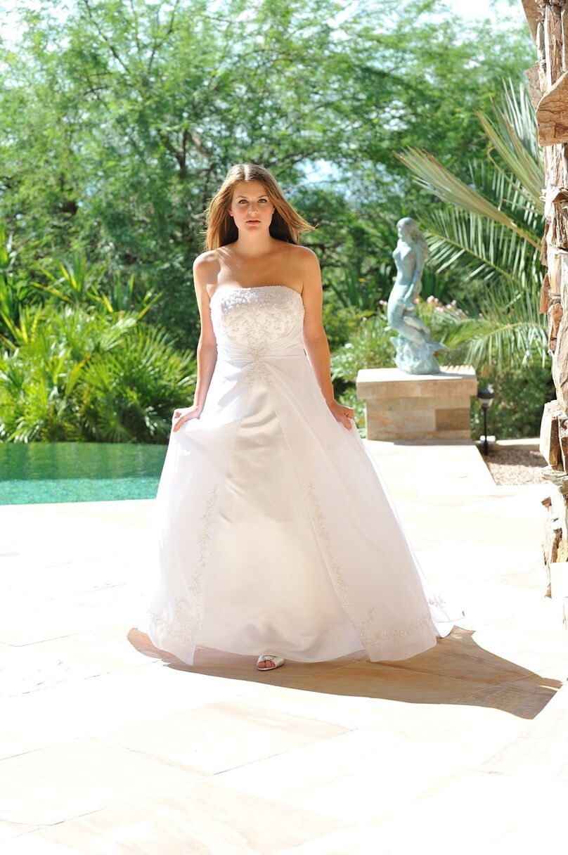16 fotos La glamorosa amateur tetona Danielle modela su vestido de novia en el interior