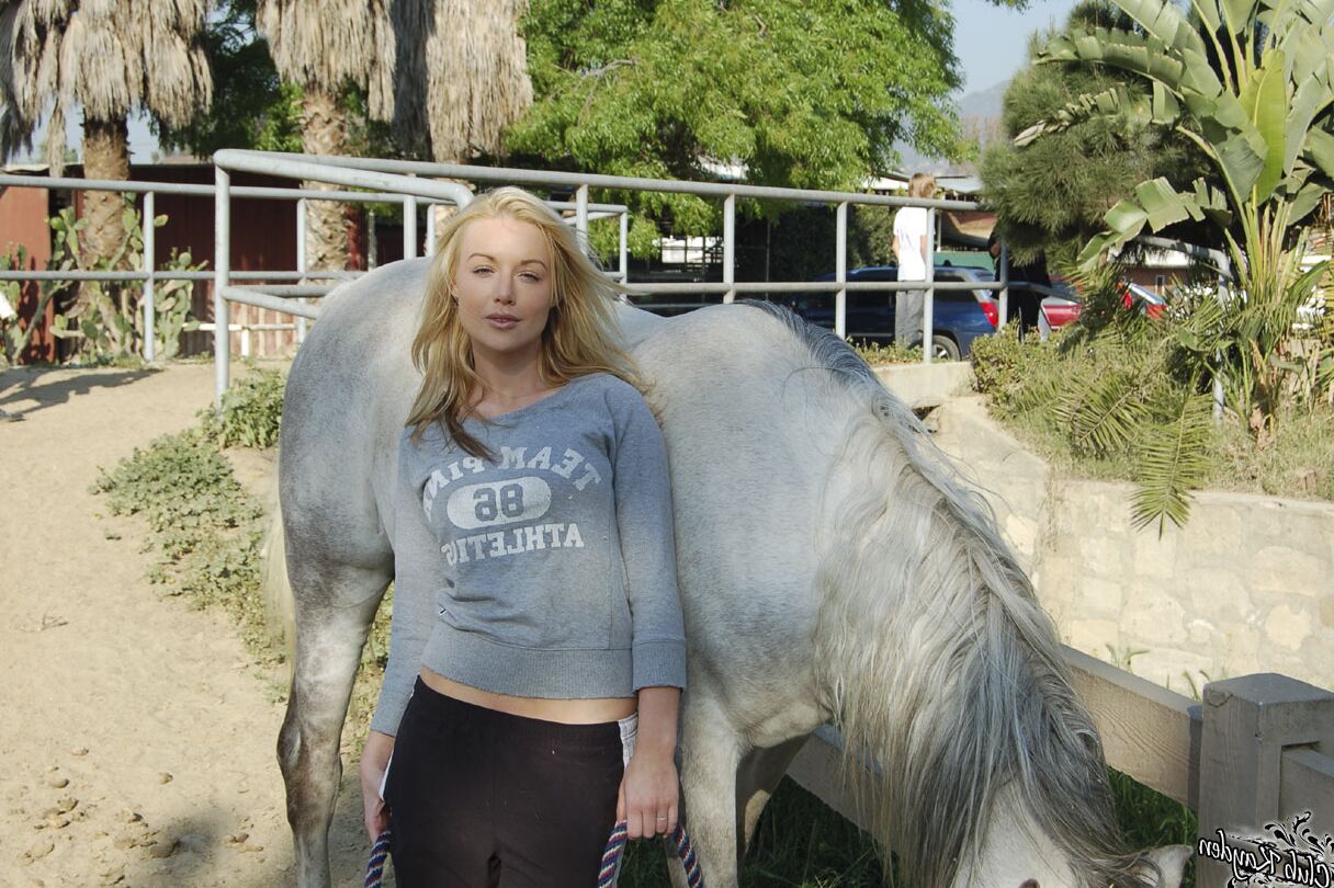 20 Fotos Loira Americana MILF Kayden Kross brinca com seu cavalo no rancho