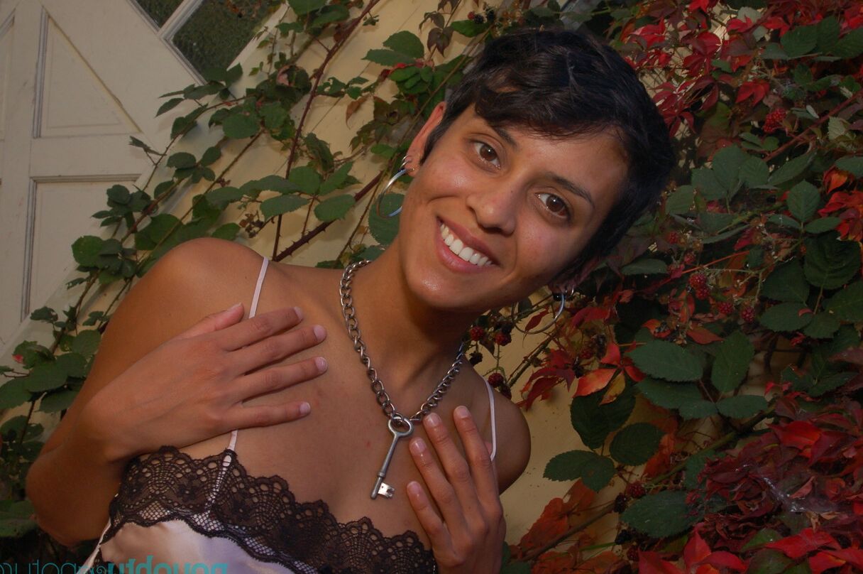 21 fotos La elegante chica de ébano Sonya se desnuda al aire libre