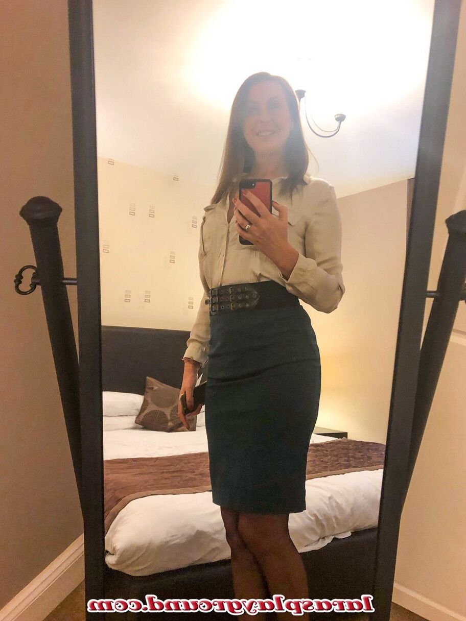 21 Bilder Die vollbusige MILF Lara zeigt ihre saftigen Titten