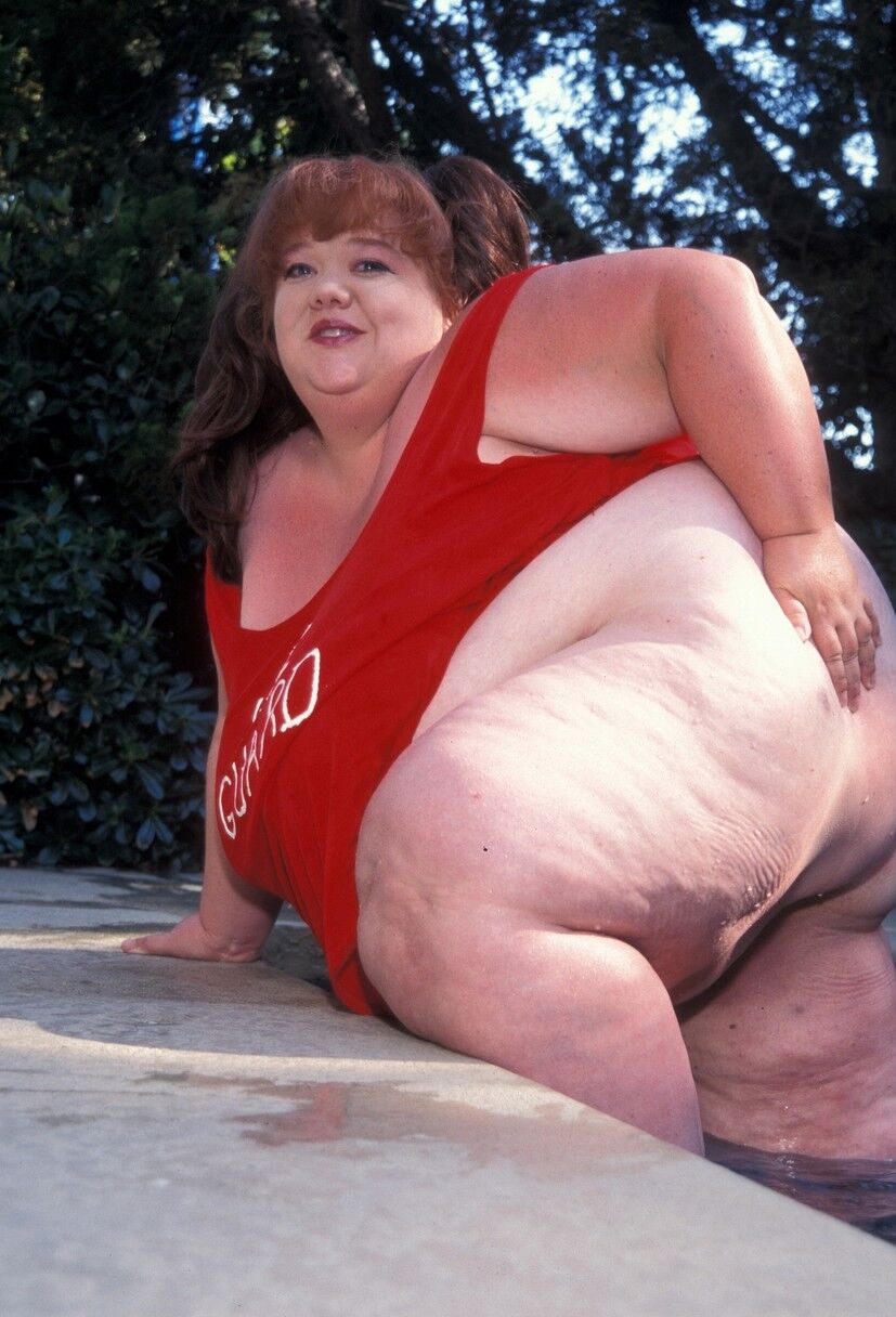 20 Pics Redheaded fatty Clarissa Yoder displays her huge saggy tits while posing naked