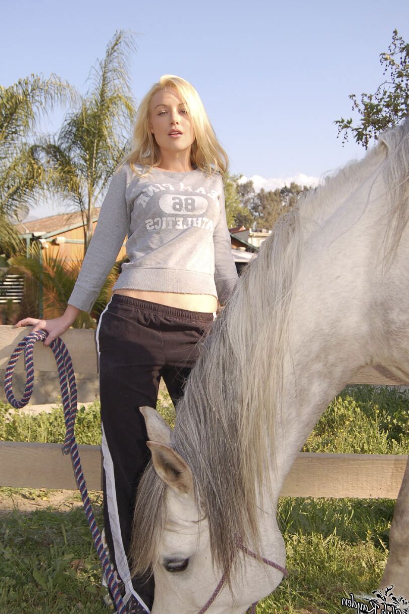 20 Fotos Loira Americana MILF Kayden Kross brinca com seu cavalo no rancho