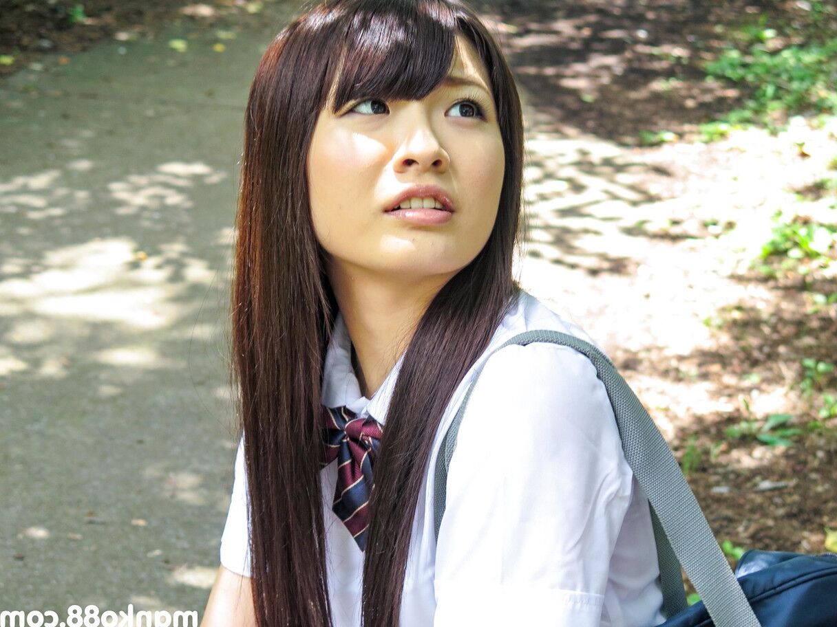 20 Fotos Uma estudante japonesa é pega na floresta e fode perfeitamente