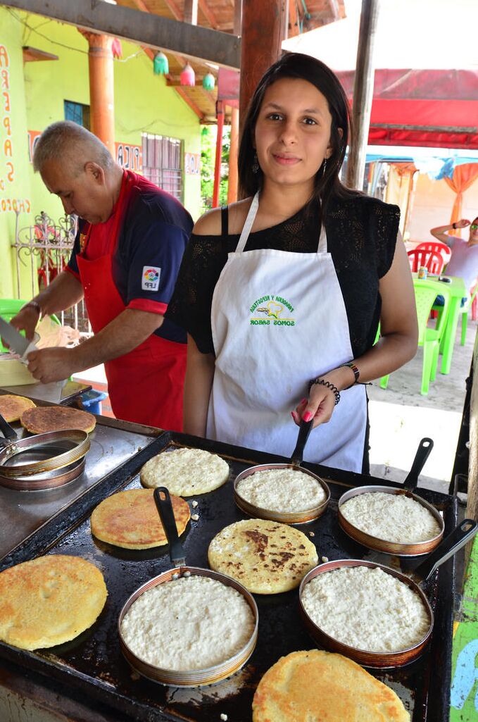 21 Fotos Garota latina voluptuosa mostrando sua bunda grande e peitos em excelente ação solo