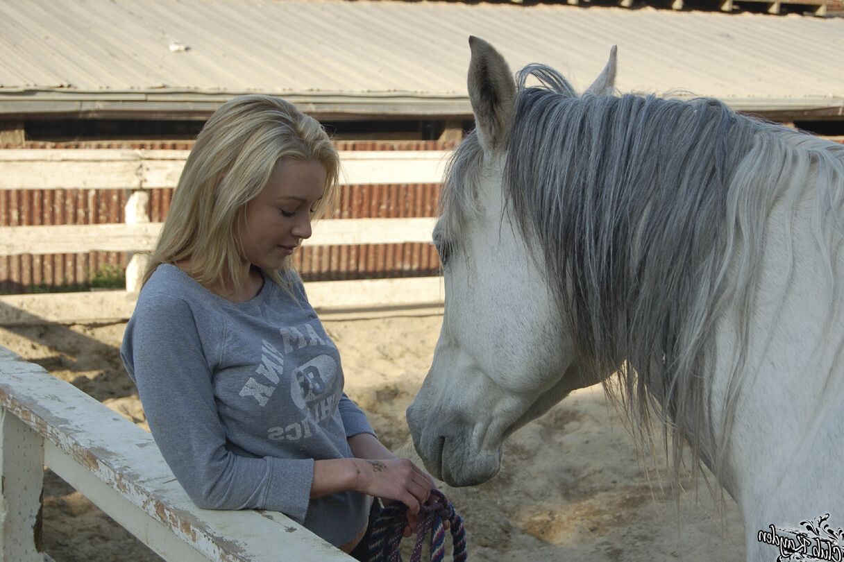 20 Fotos Loira Americana MILF Kayden Kross brinca com seu cavalo no rancho