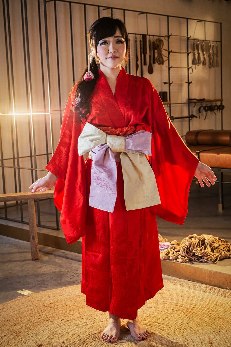 16 Pics Japanese female Sakura Kurokawa is suspended from the ceiling by rope