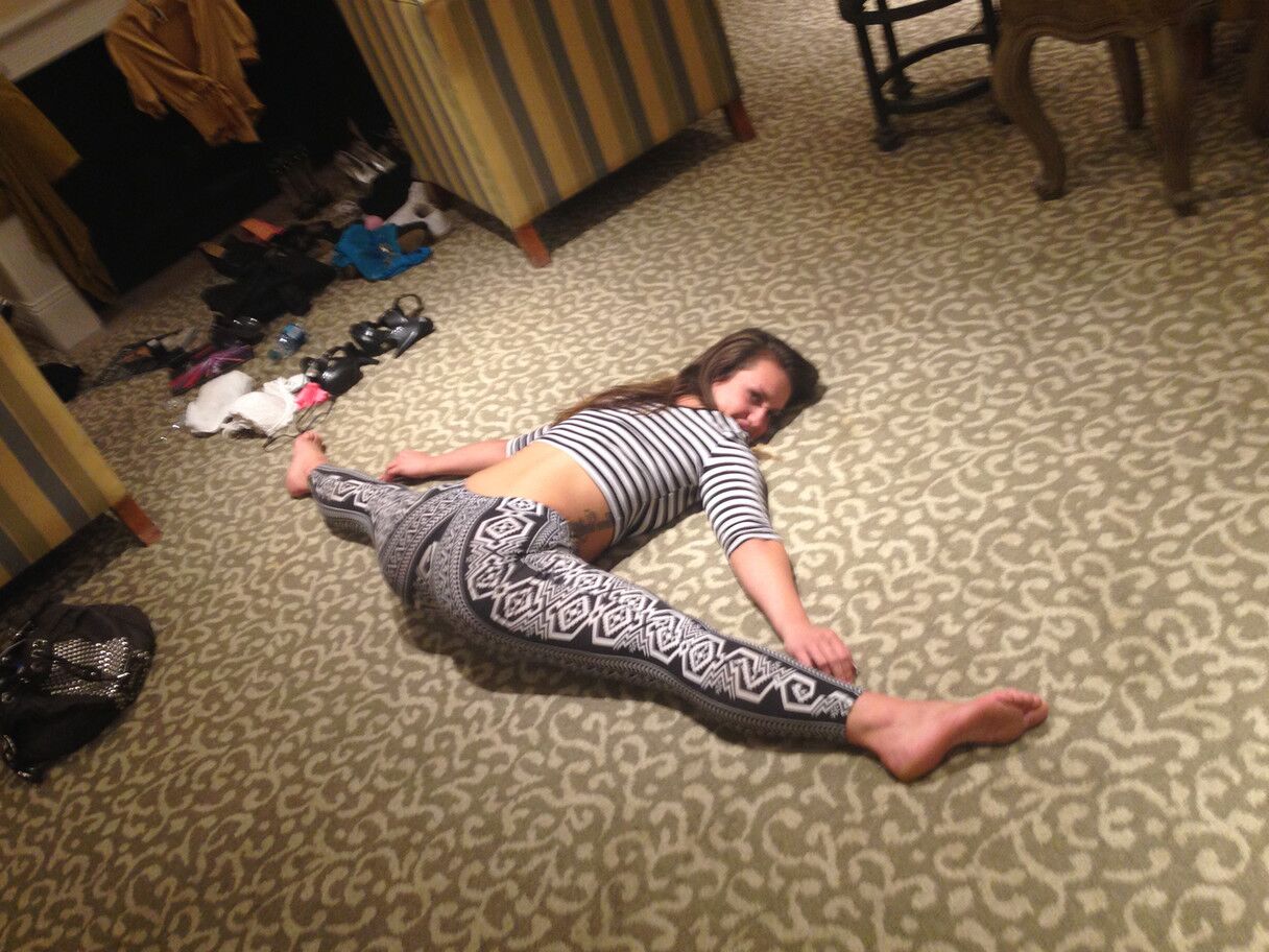 16 photos La flexible Kelsi Monroe montre ses jambes et son cul.