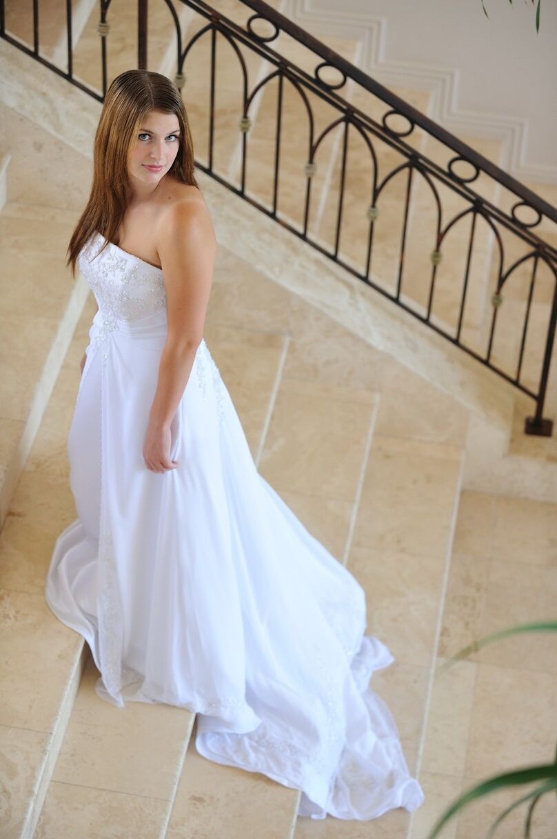 16 fotos La glamorosa amateur tetona Danielle modela su vestido de novia en el interior