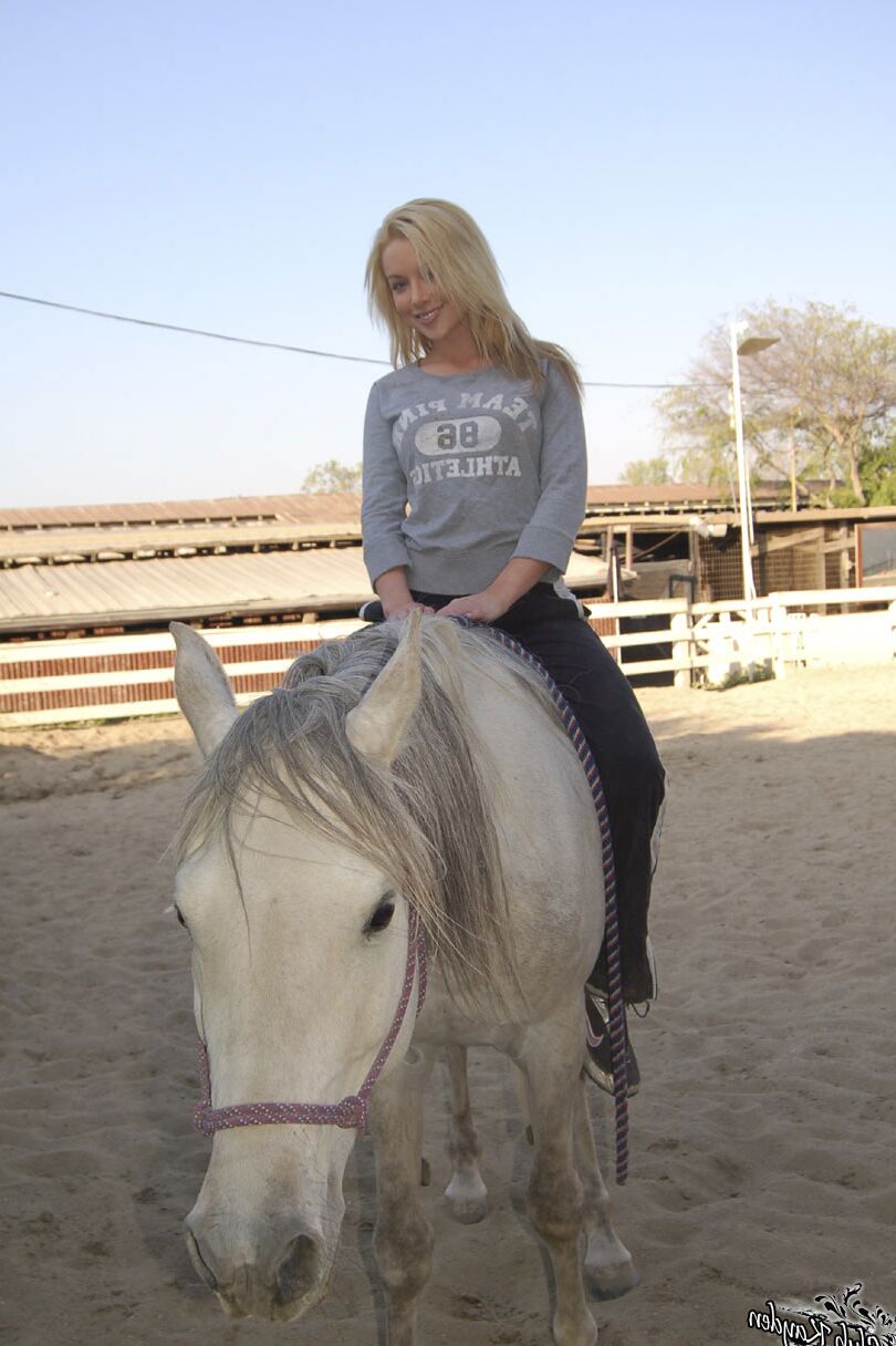 20 Fotos Loira Americana MILF Kayden Kross brinca com seu cavalo no rancho