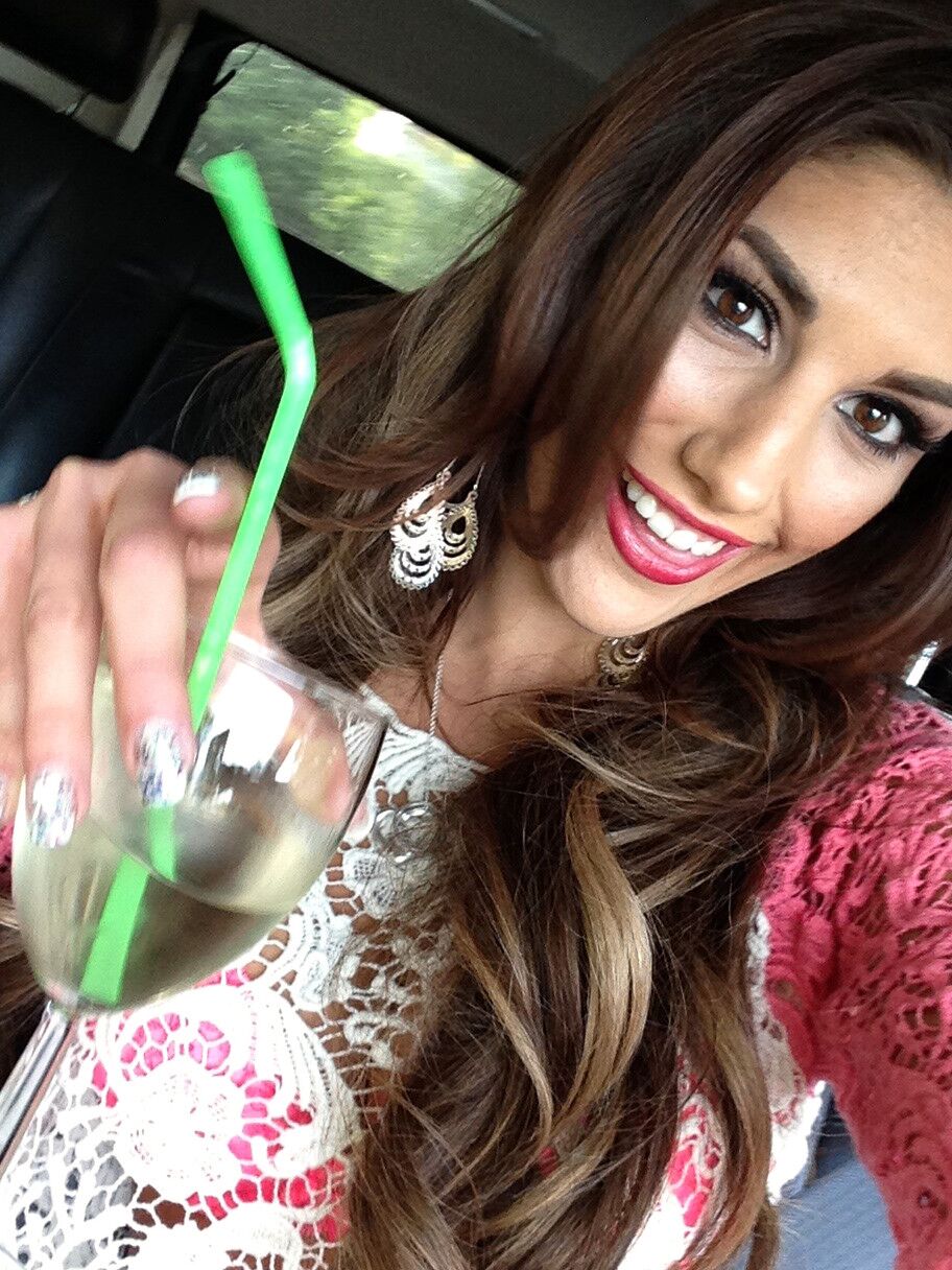16 Bilder Der kanadische Teenager August Ames zieht sich aus und wechselt dabei ganz offen verschiedene Outfits