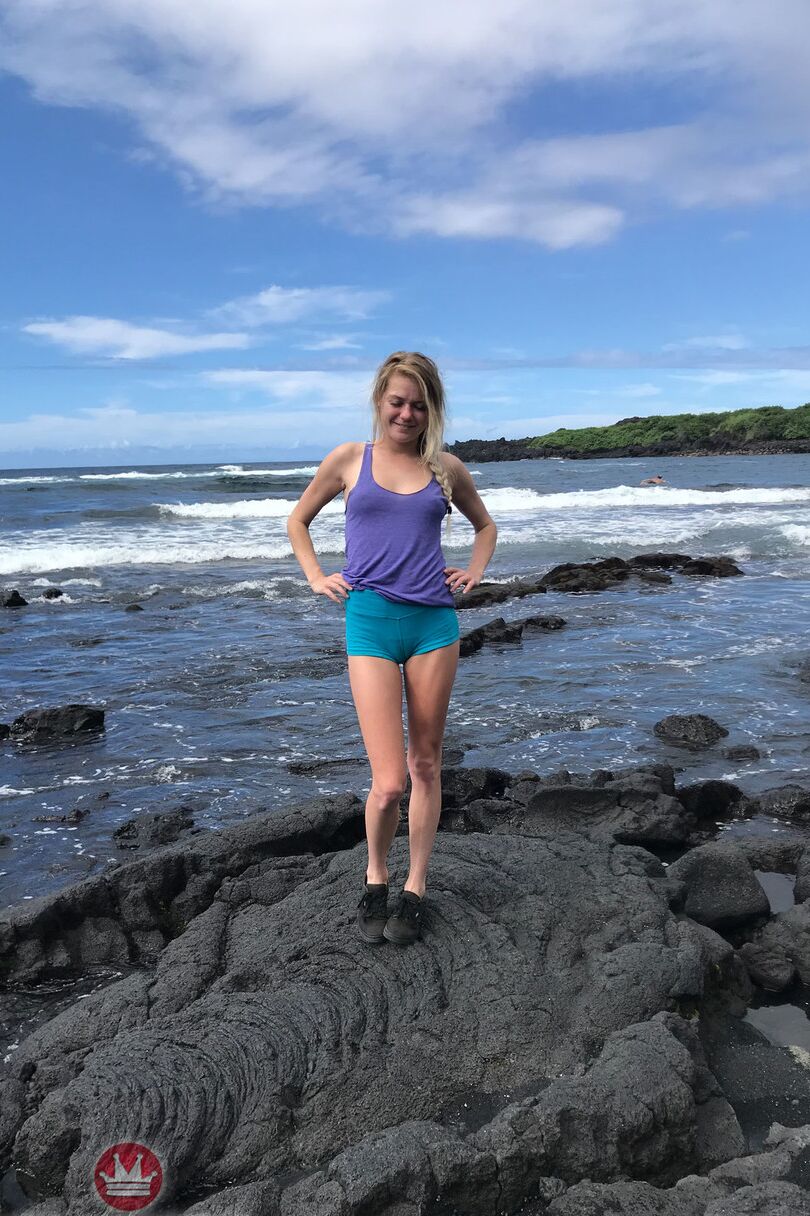 21 Fotos A doce adolescente loira Chloe Foster posa nua na praia em um solo
