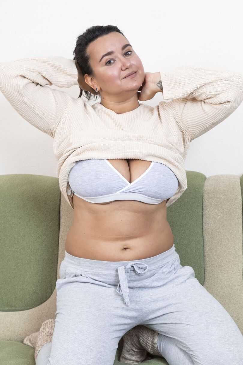 20 fotos La gordita estadounidense Ramira revela sus grandes tetas naturales y su culo redondo