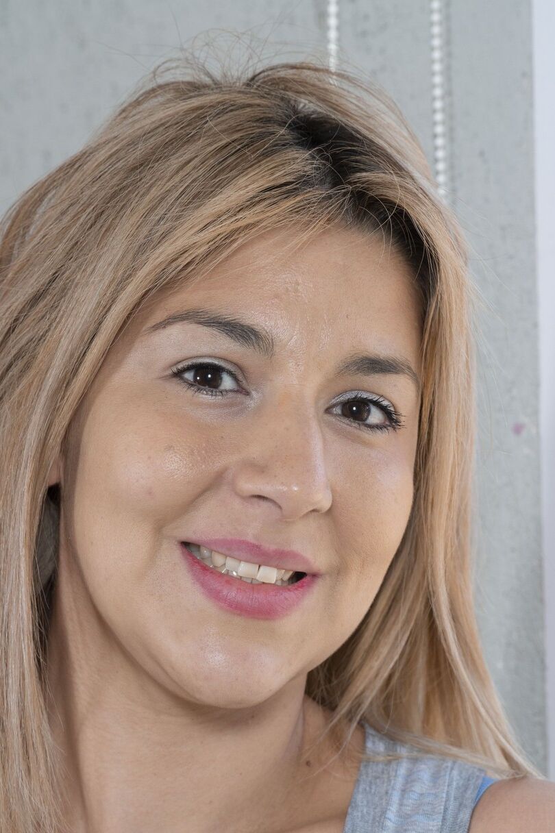 20 Fotos A loira gordinha Priscila mostra seus peitos enormes, bunda e virilha peluda