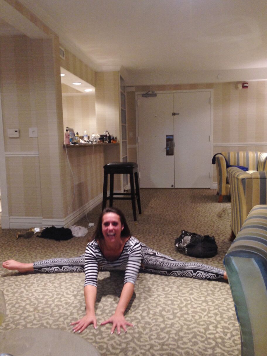 16 photos La flexible Kelsi Monroe montre ses jambes et son cul.