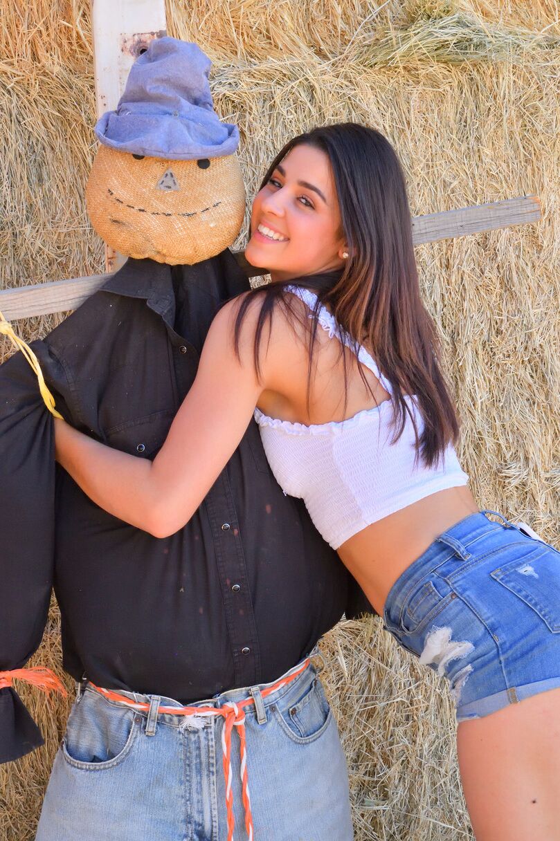 20 fotos La sonriente amateur Kylie posa en sus pantalones cortos de mezclilla